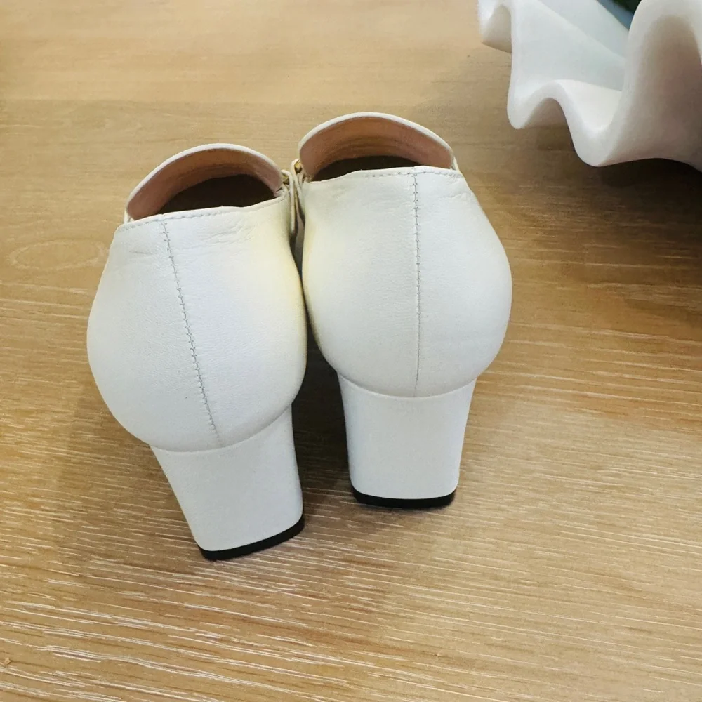Gucci Women's Ivory Loafers with Gold Detailing - Picture 5 of 9